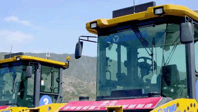 铺路也不用人了，车辆机器自动工作，攀大高速已试验无人施工技术