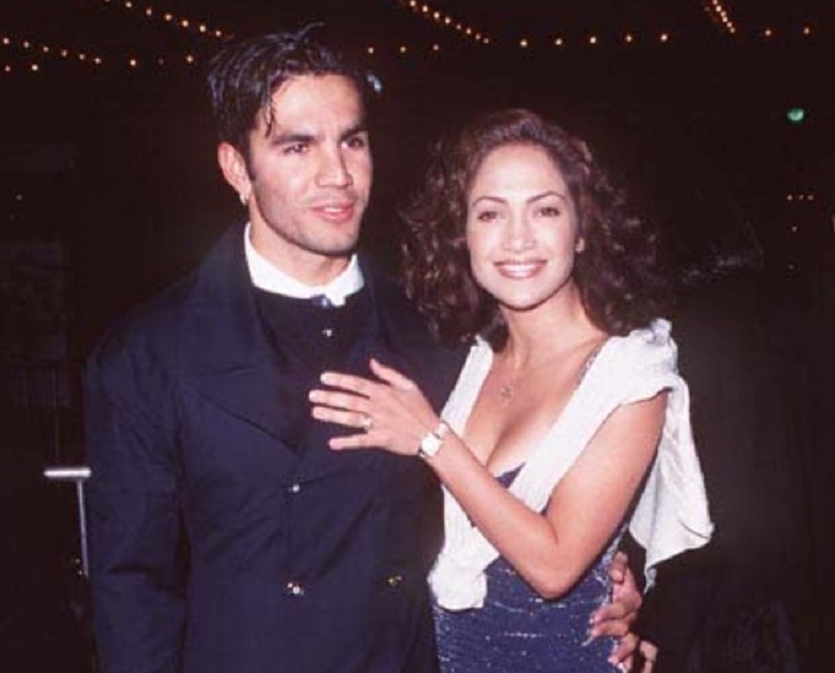 深V连衣裙催生图片搜索，2年获评世界最性感女人，电臀天后上位史