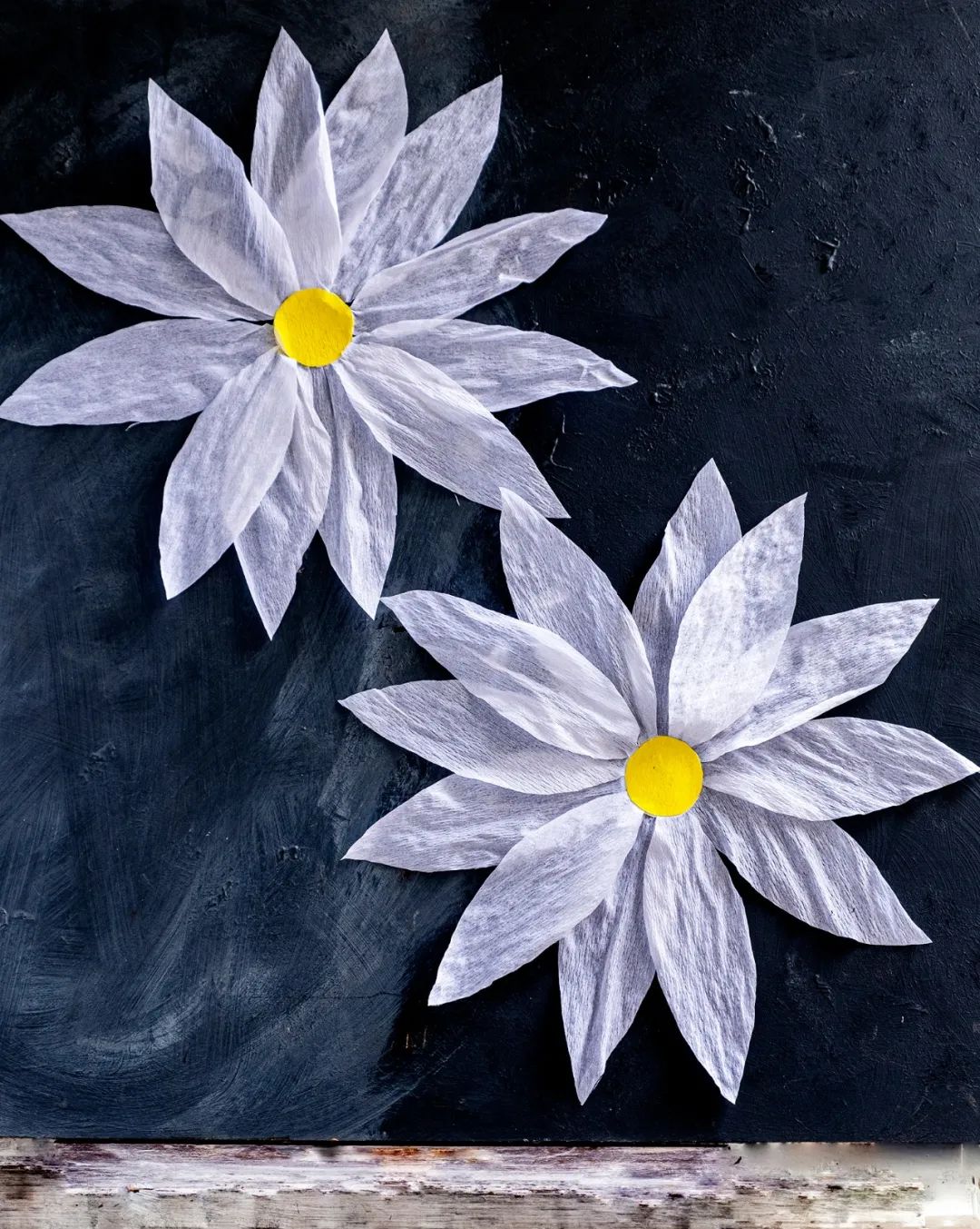 用手工纸做出来的花型装饰,软皱纹纸手工花