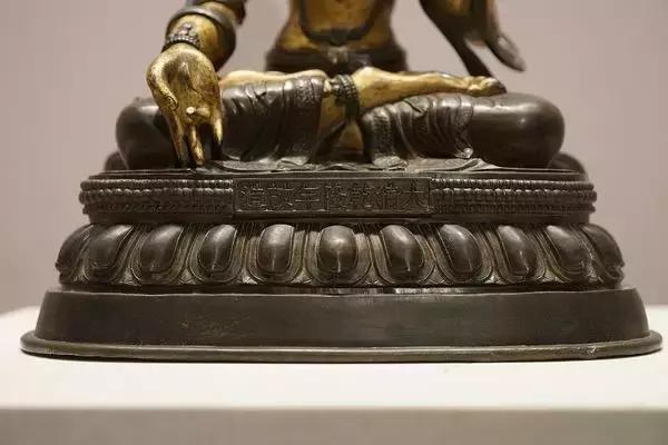 清代铜鎏金佛像的鉴定,清代铜鎏金无量寿佛像