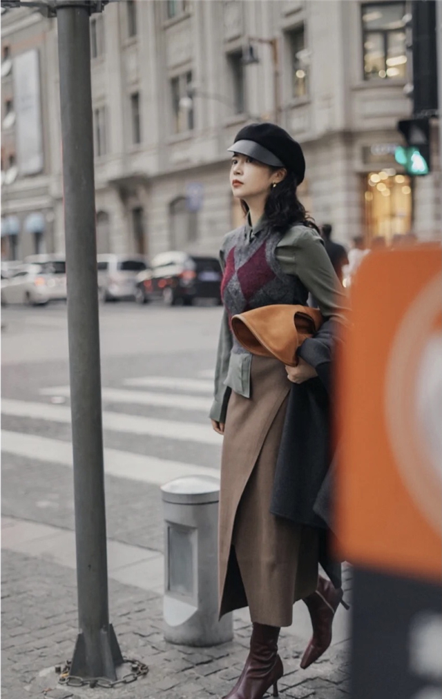 怎么把红色穿出不落俗套的时髦感,红色显土穿什么颜色好看