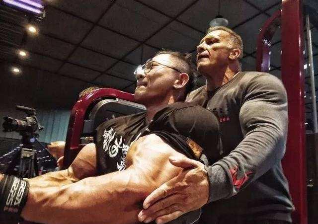 米洛斯练哭鹿晨辉箭步蹲,米洛斯练哭鹿晨辉全集