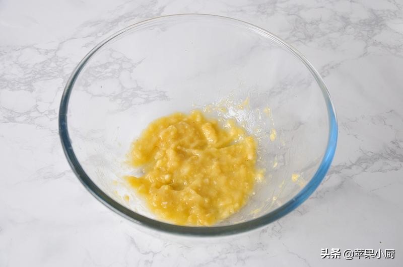 香蕉做甜品真的很绝,一根变黑的香蕉做甜点