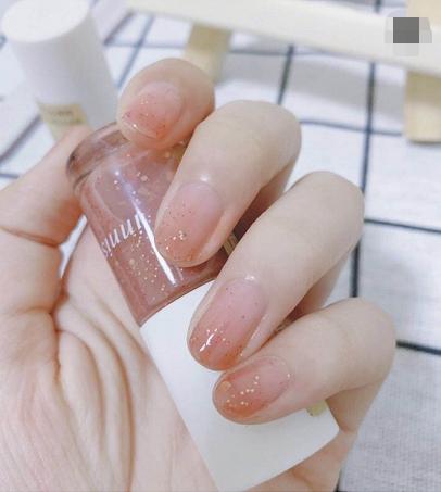 只用一种指甲油来做漂亮的美甲,花钱很少的简单好看的美甲