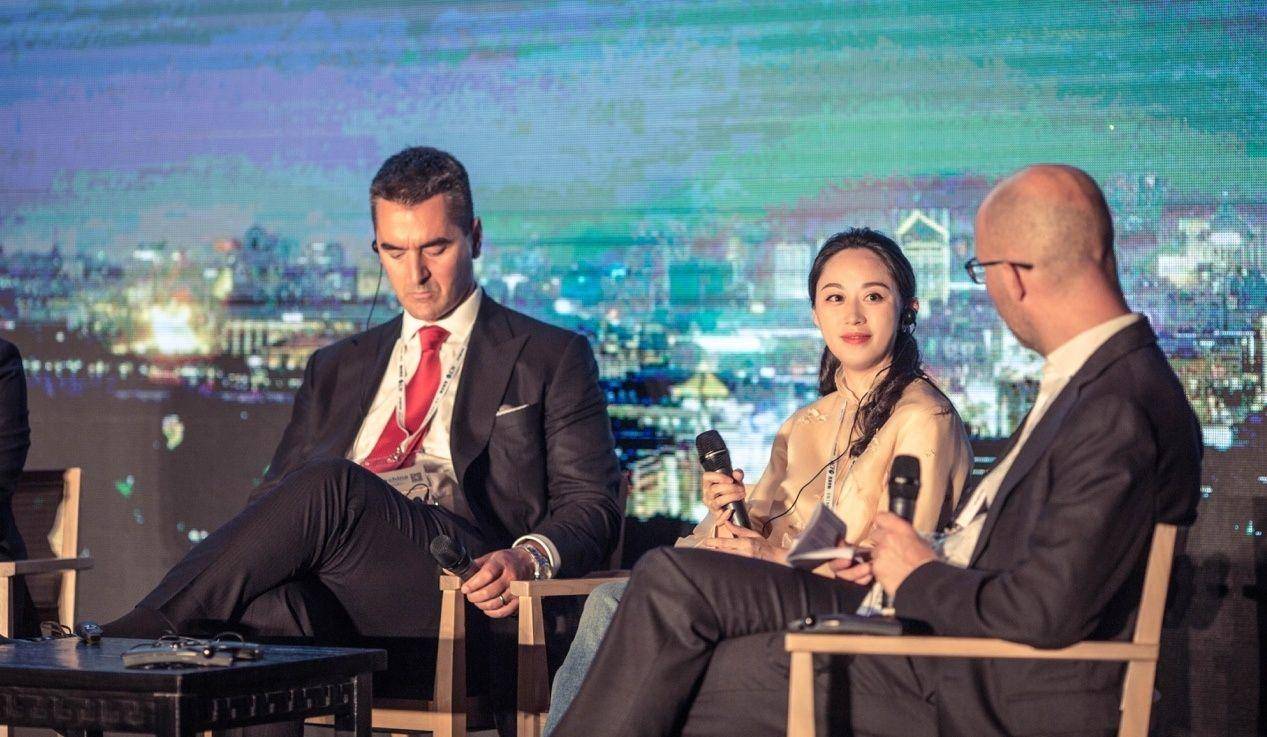 开拖拉机，卖小饰品，浙江80后美女商人凭什么成长为千亿富豪？