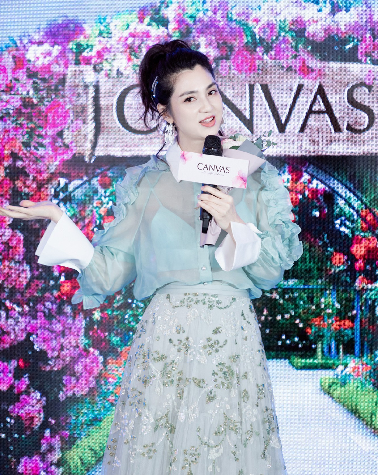 洪欣19-52岁荧幕混剪,48岁洪欣穿刺绣纱裙