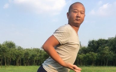 网红Giao哥酒吧演出被人追打，抱头鼠窜