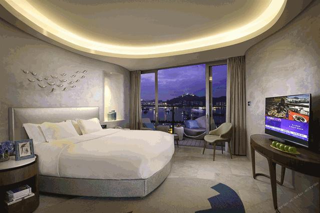 三亚凤凰岛夏天玩不够，住地标酒店，吹海风赏海景，学生*党**都夸好