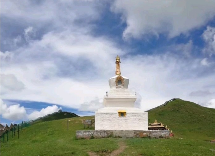 暂离城市的喧嚣，来拥抱若尔盖大草原，湖在天上，天在湖中