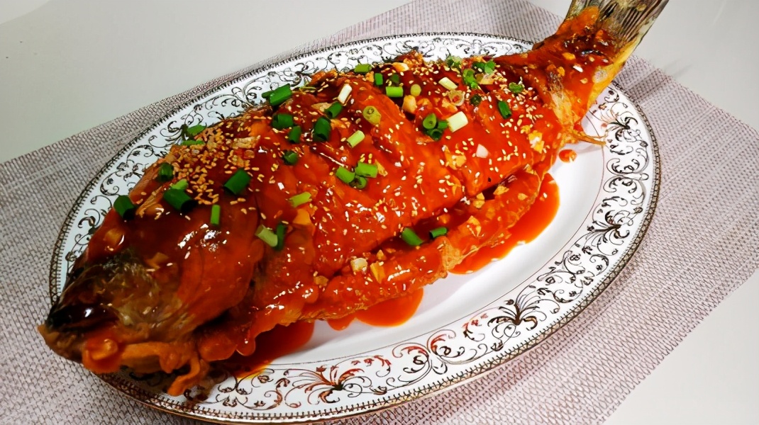 原来刮鱼鳞这么简单，多一个塑料袋，鱼鳞就不乱溅了，又快又干净