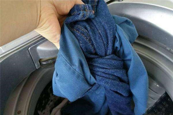 衣服上不小心沾了食用油或者签字笔油，用什么办法可以快速清除？