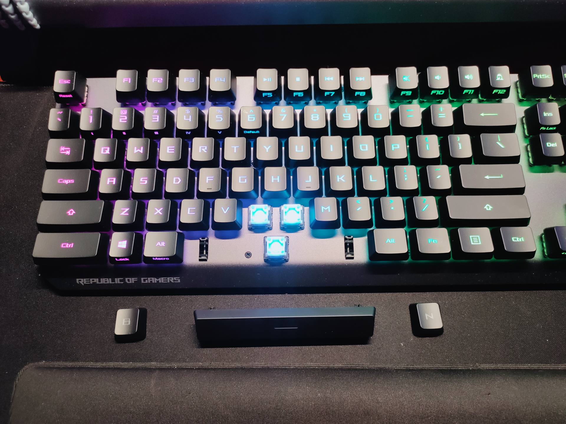 更强寿命和RGB灯光，败家之眼ROG游侠RX光轴键盘