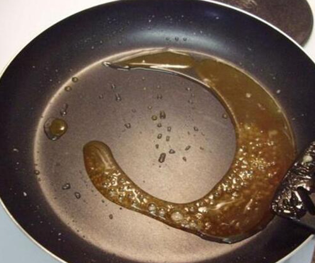 冰糖下锅炒要不要放油,冰糖放油锅为什么不化