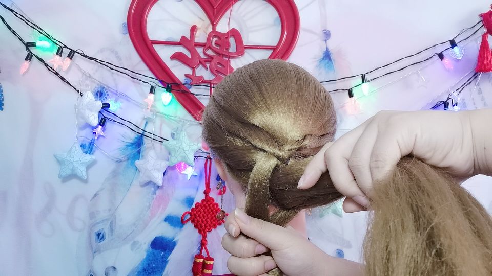 法式慵懒低马尾扎法学生党短发,短头发怎样扎低马尾好看又简单