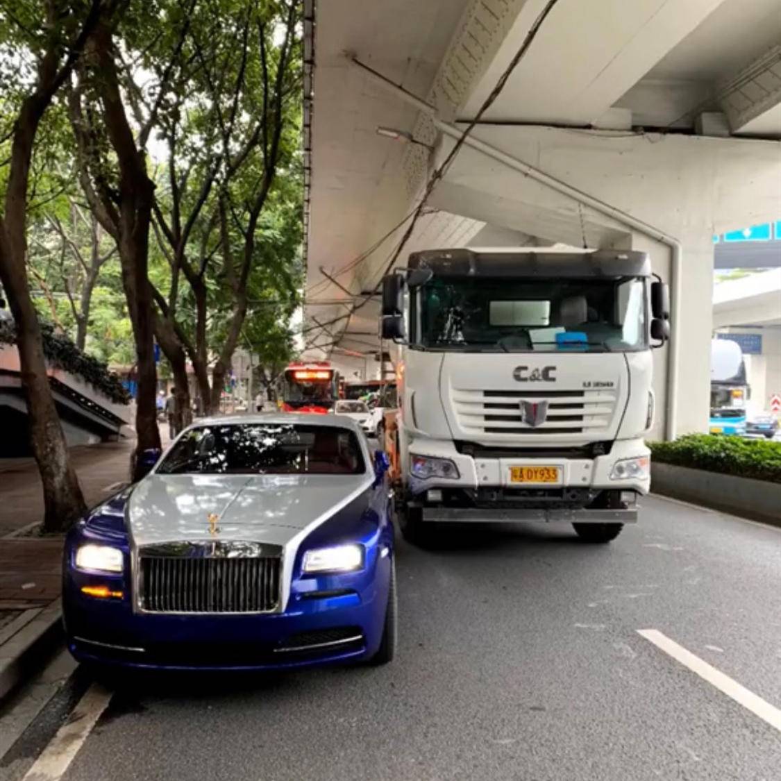 与豪车剐蹭，定损高出保险怎么办？免去赔偿并不是理应如此