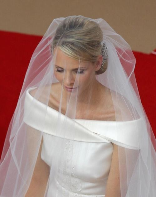 摩纳哥王妃夏琳:恋爱9年才知丈夫有俩私生子,逃婚3次被追回