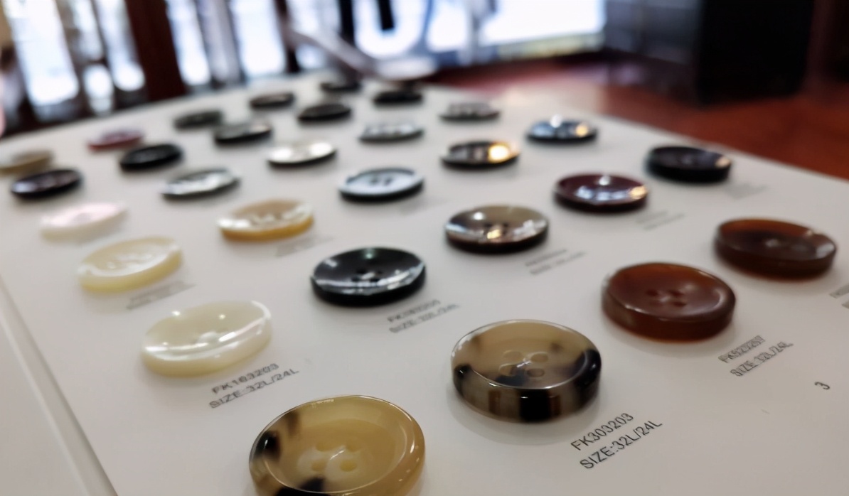 两粒扣西服扣子一般扣哪一粒,西服纽扣在不同场合的扣法