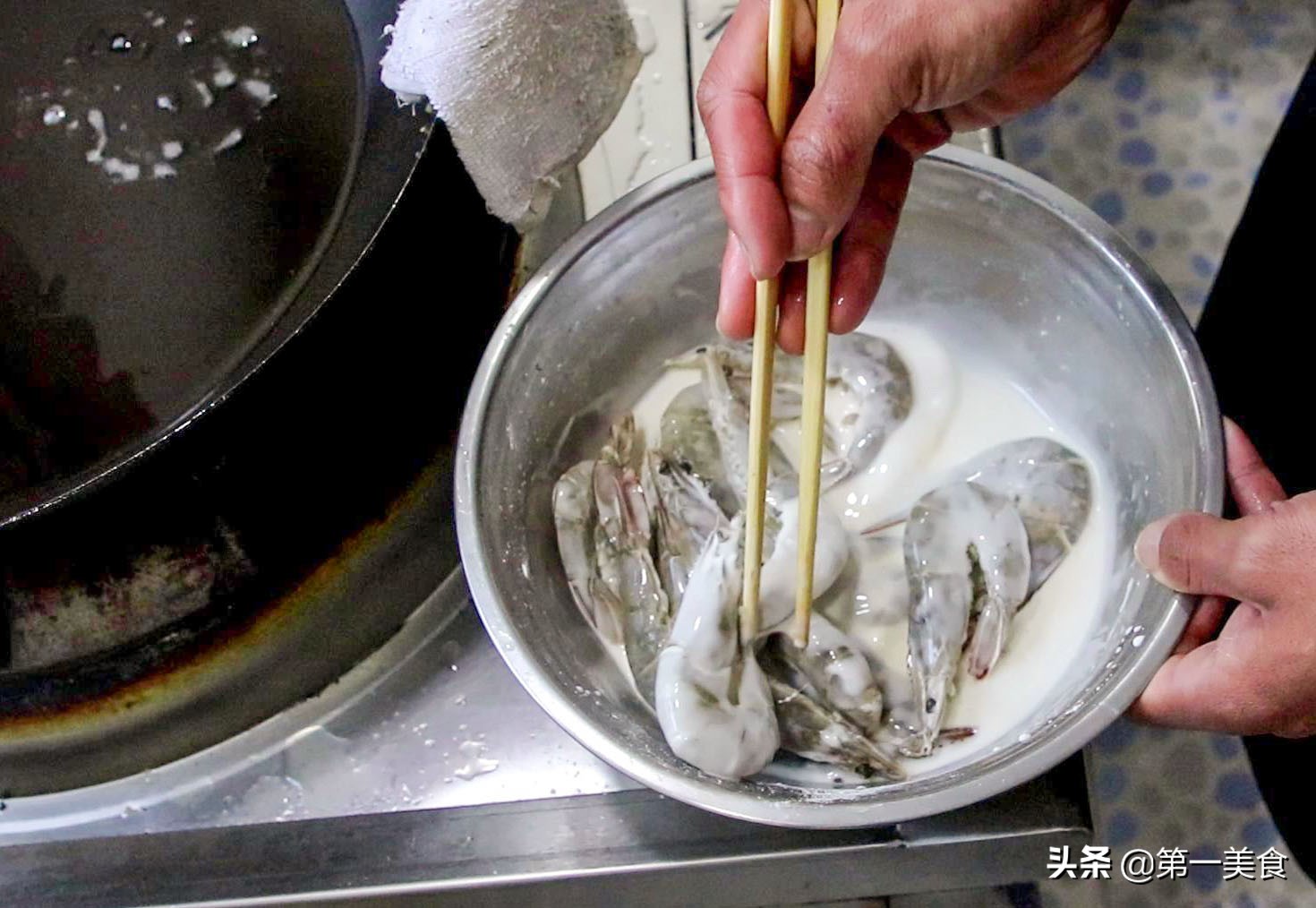 白灼虾的正确做法不腥鲜嫩爽口,大虾这样做虾肉嫩滑汤鲜味美