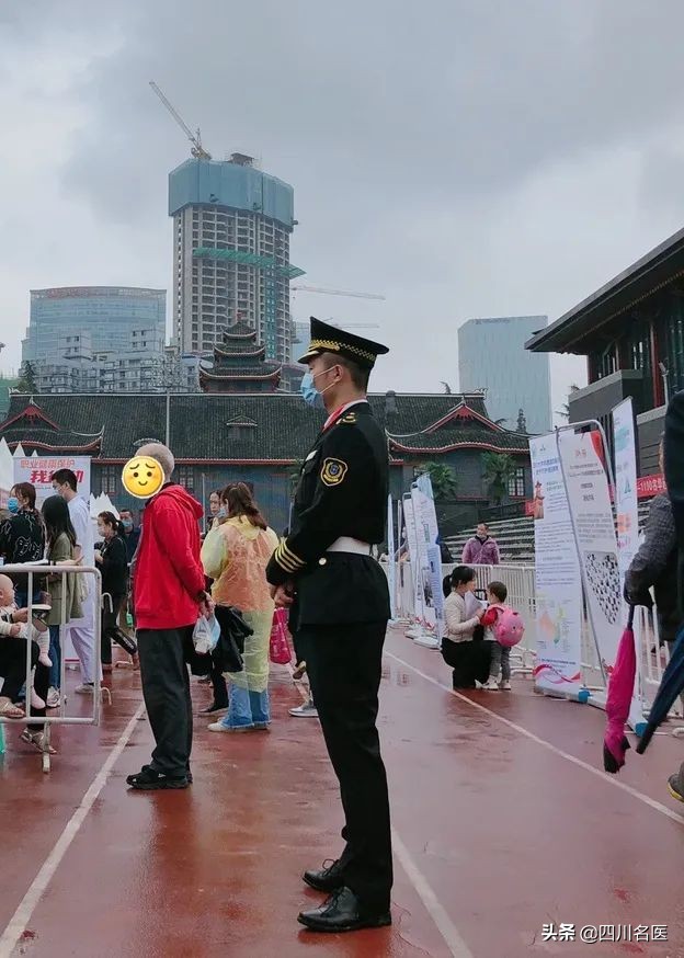 火爆！数万人“追星”华西坝