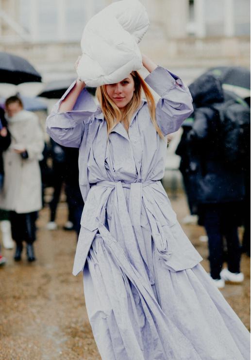 别再背烂大街的轻奢包,帆布包怎样才能背出时髦感