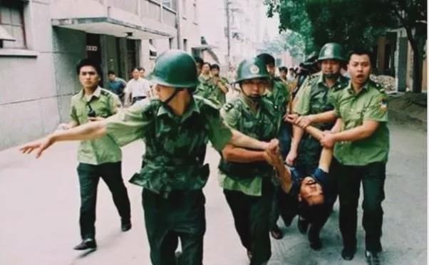 穿圣诞装的“女杀手”：博性感出位其实是一个魔鬼