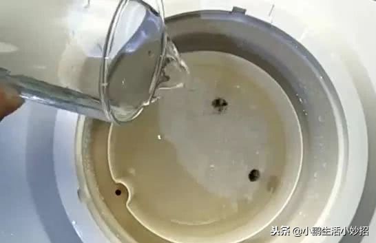 清理饮水箱污垢的小窍门,饮水机桶里面太脏怎么清理