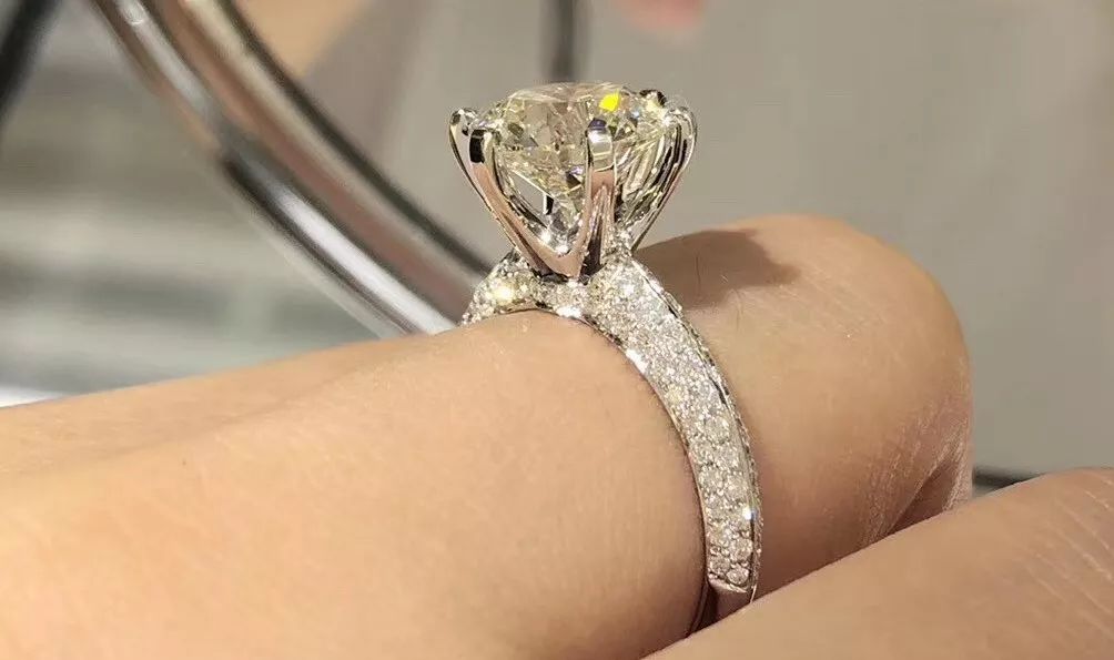 戒指大了不想缠线怎么办,钻戒戴在手上老转圈多大最合适