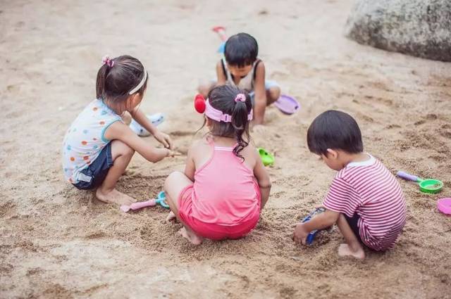 如何避免孩子被孤立,如何防止小孩在幼儿园被欺负绘本