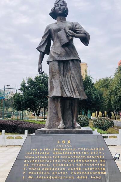 敌人用*刀刺**割她嘴和鼻子，猛戳双臂和*体下**，她高唱国际歌走向刑场