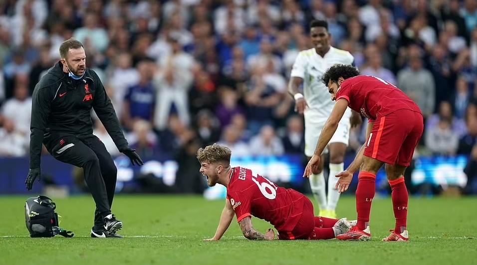 利物浦小将埃利奥特被铲,利物浦0比0曼联红牌