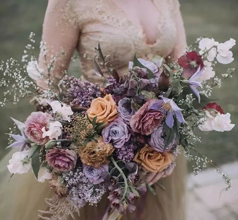 鲜花店日常换水整理花材,花要不要经常换水