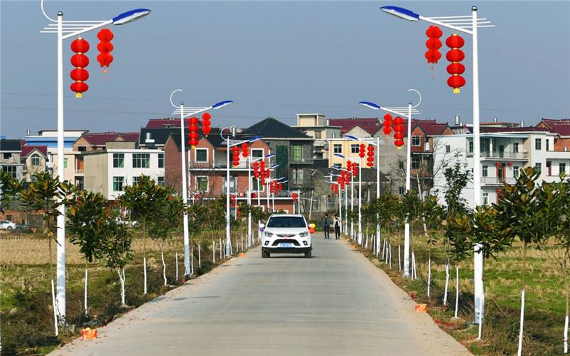 鄱阳这个镇的新区路好，又是行政中心，为何人烟少、店铺闲置多？