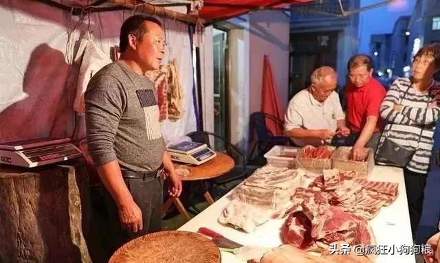 屠夫杀狗它们流泪，小狗叼走屠刀帮母亲，屠夫下跪发誓不再杀狗