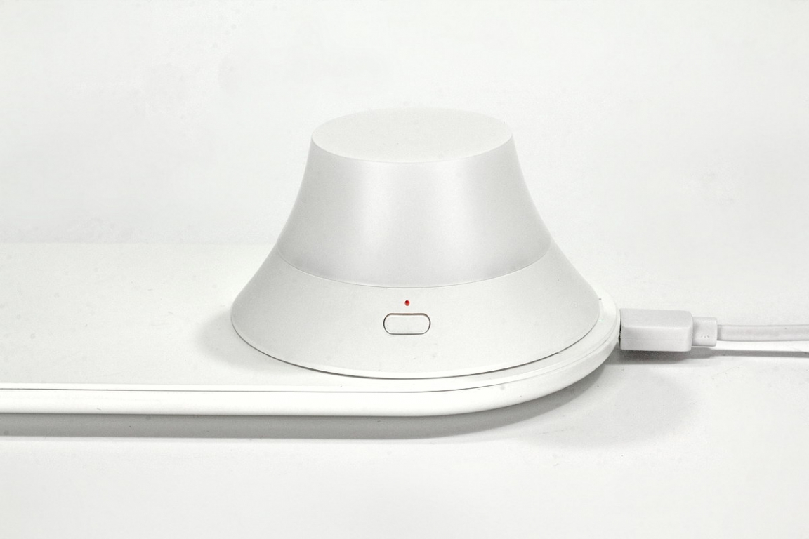 yeelight无线充电夜灯拆解,拆解cyansky手电筒