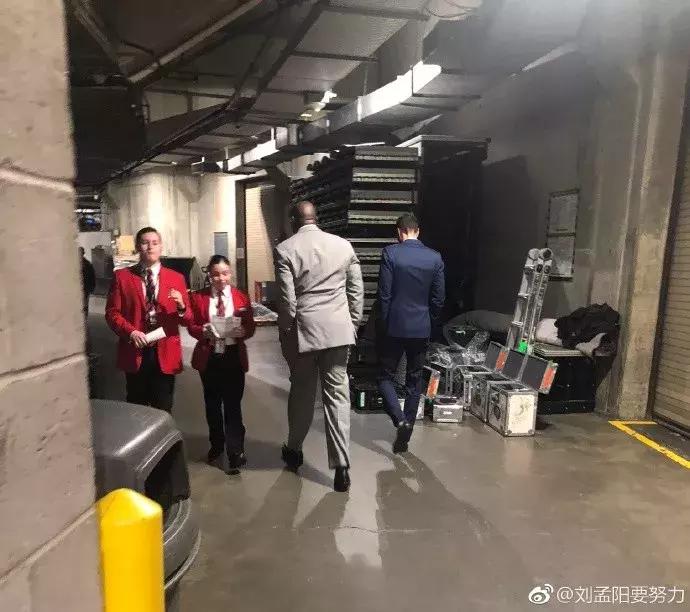 魔佩提前离场、球迷愤怒狂嘘!湖人向中国男足完成致敬