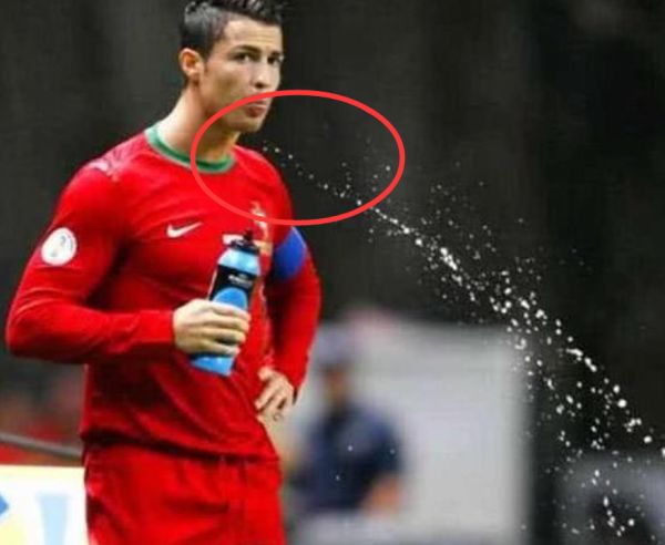 足球运动员为什么喝完水要吐出去,足球运动员喝的水要全部吐出来吗