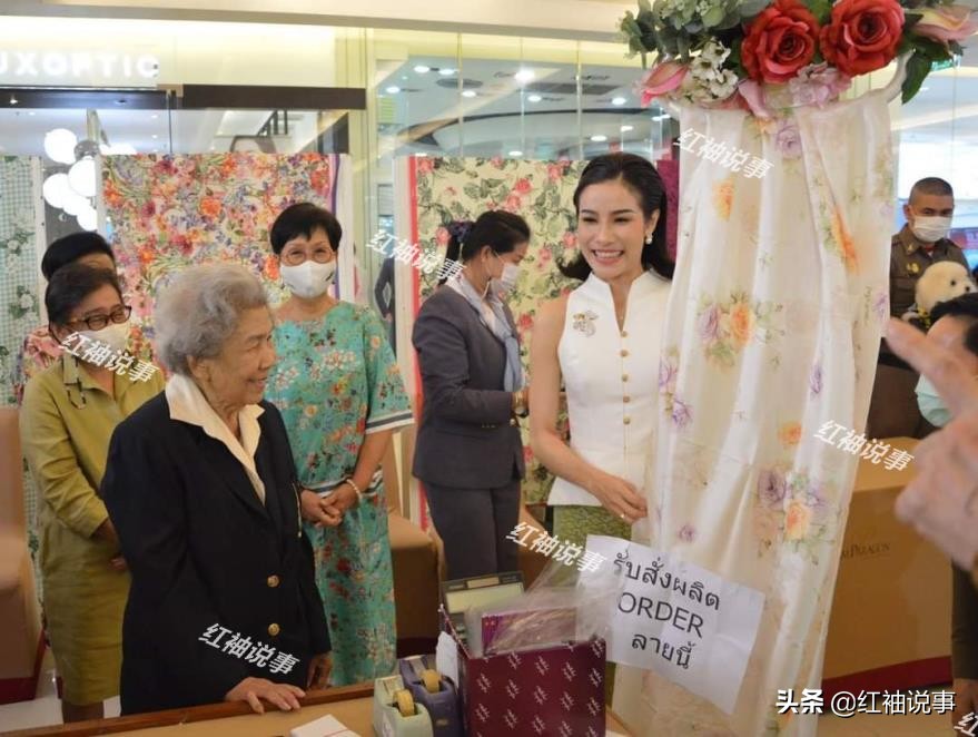 37岁诗妮娜公开晒照,诗妮娜写真穿蓝色鱼尾裙