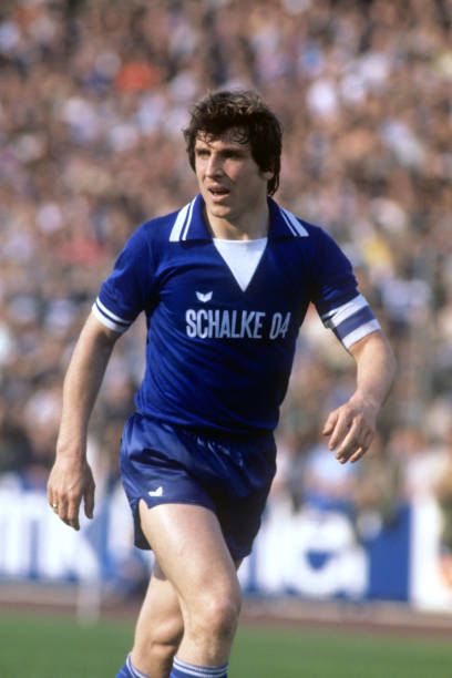 他是德国传奇球星，进球数仅次于盖德穆勒，江湖人称“倒钩之王”