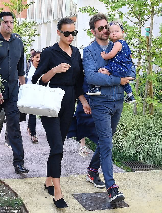 巴宝莉伊莲娜,超模伊莲娜水晶礼服前任同框场面