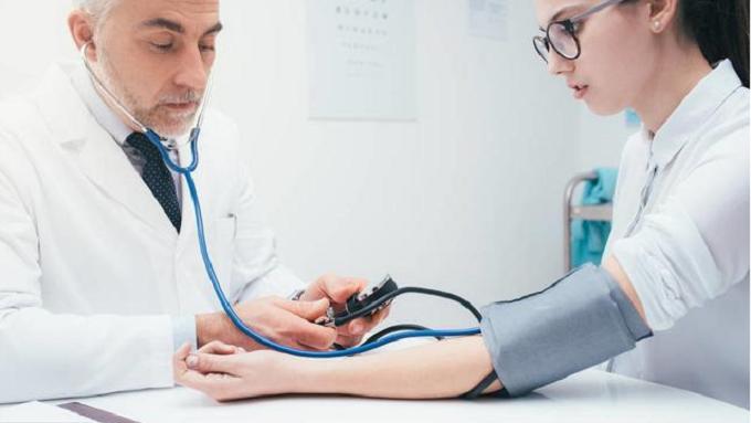 脑梗和脖子右面起硬块有关系吗,得脑梗脖子有硬块咋回事