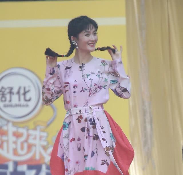谢娜穿高级感连衣裙,谢娜穿三宅连衣裙