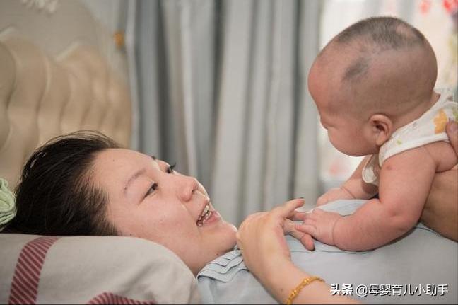 宝宝抱着睡放下醒妈妈想的好办法,宝宝抱着睡一放下就哭