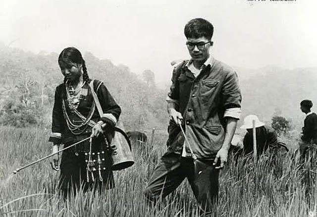 重庆29岁小伙娶53岁老妻,19岁女知青下乡嫁给农村小伙子