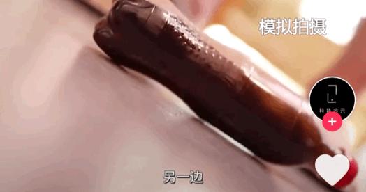 男孩喝碳酸饮料瓶爆炸,一小孩被喷泉水柱冲起