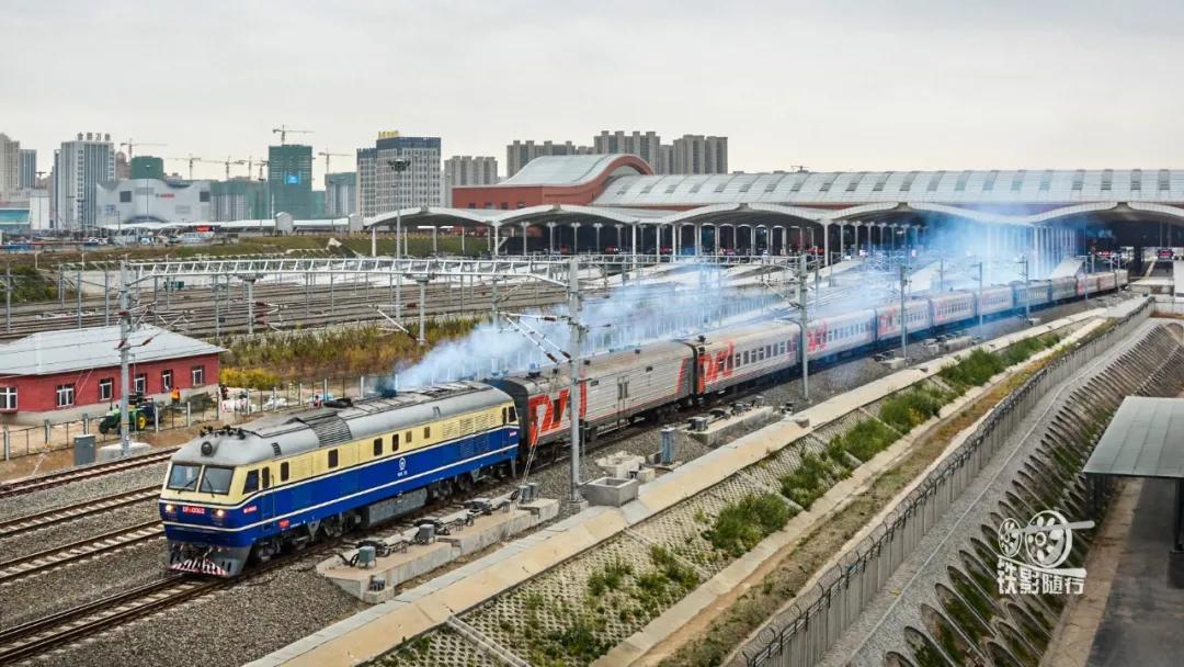 铁影车,东风11型内燃机车照片