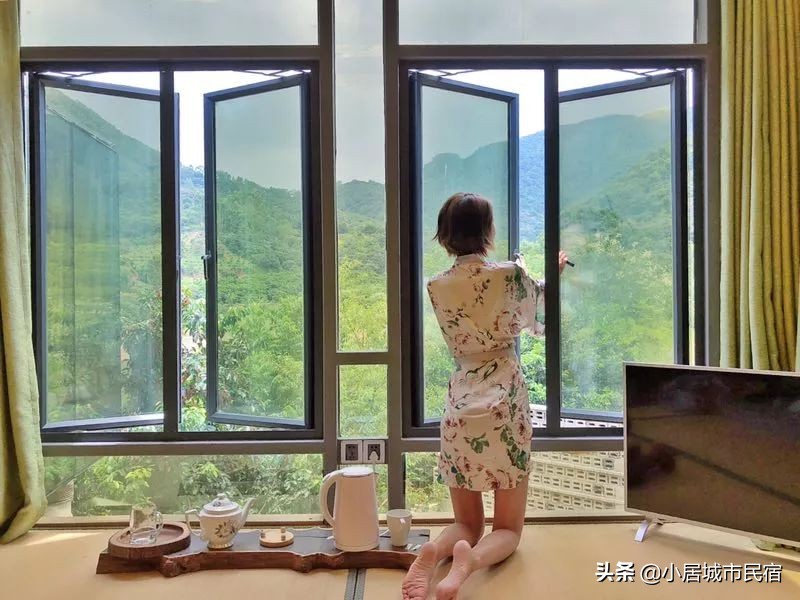 组队去火爆的玻璃屋民宿，星空下围炉火锅烧烤，唱k麻将，放烟花