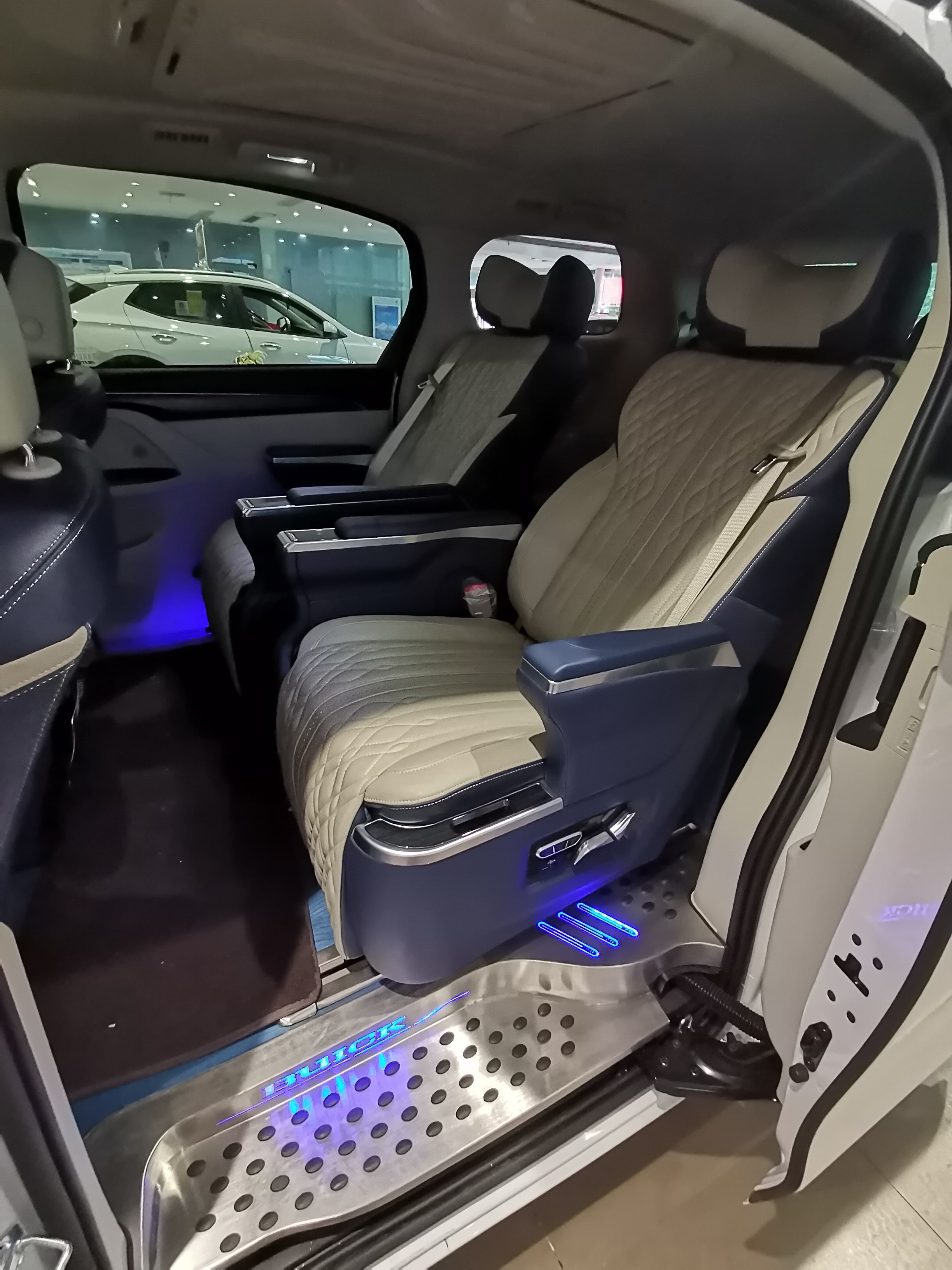 最新款别克gl8商务车陆尊,2022年gl8陆尊