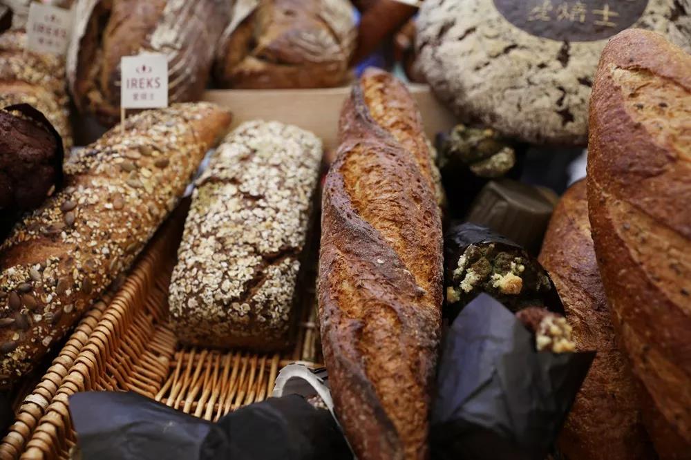 面包店每天剩下的面包会亏本吗,面包店卖不完的面包怎么办