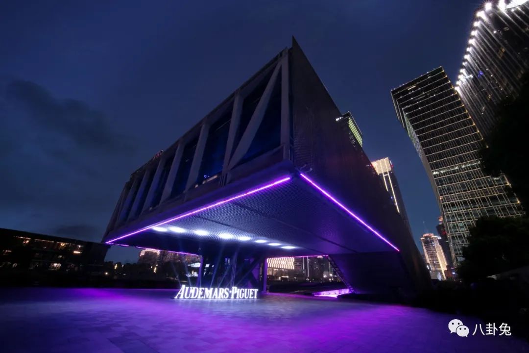 一上架就被抢空的手机性价比,爱彼黑豹陀飞轮