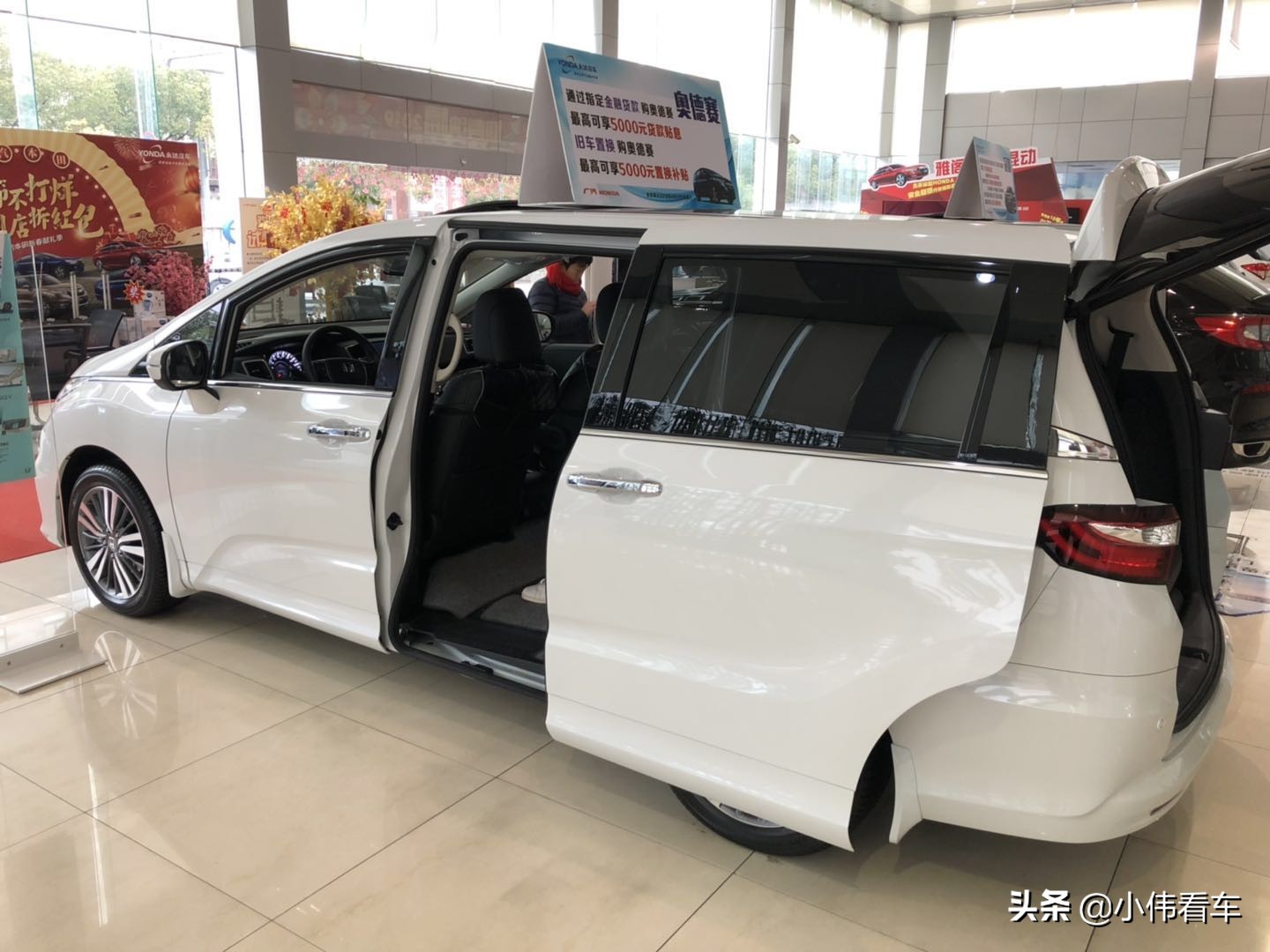 小欢喜杨杨和父母一起开卡丁车,小欢喜季杨杨和父母开卡丁车